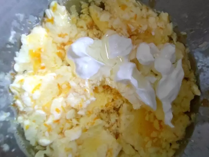 Пирог со смородиной и сливой: шаг 3