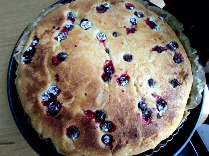 Пирог со смородиной и сливой: шаг 12