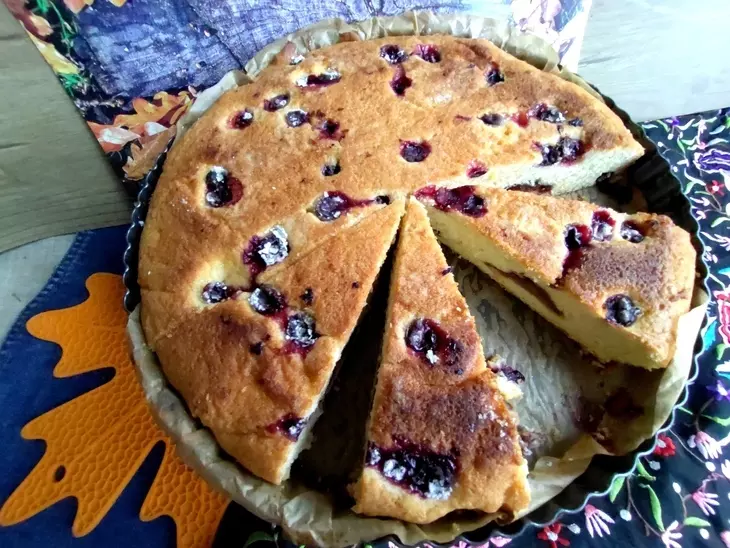 Пирог со смородиной и сливой: шаг 13