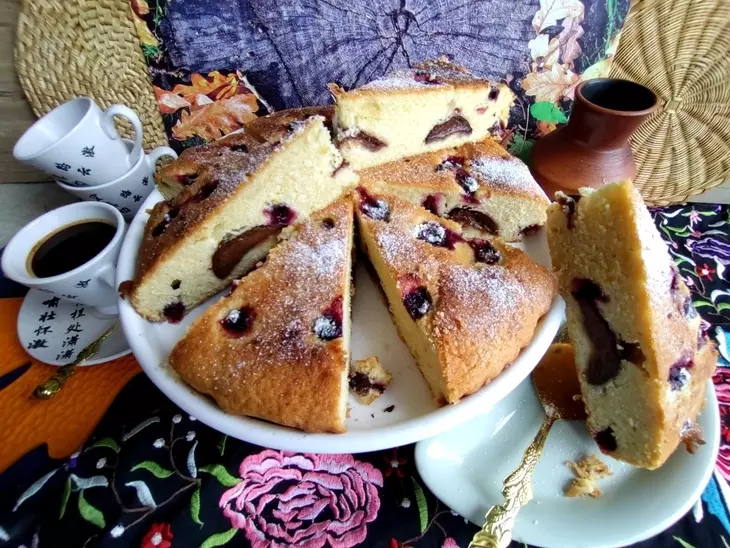 Пирог со смородиной и сливой: шаг 14