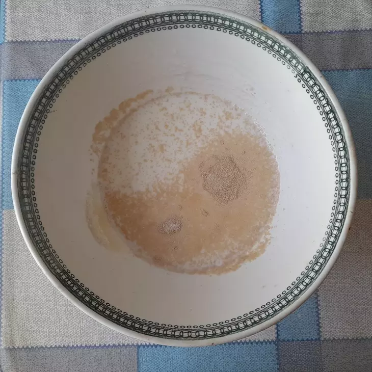 Дрожжевой пирог с яблоками и ежевикой: шаг 1