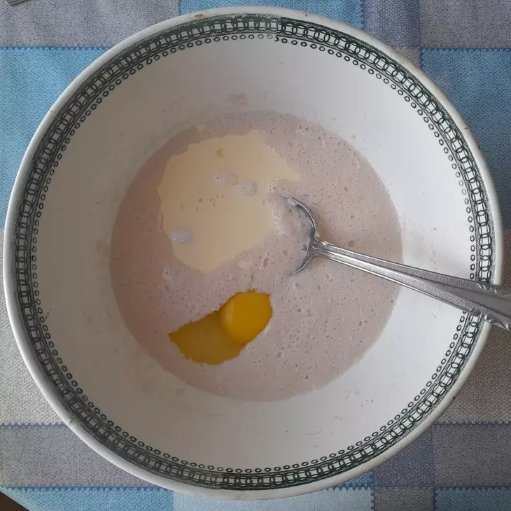 Дрожжевой пирог с яблоками и ежевикой: шаг 3