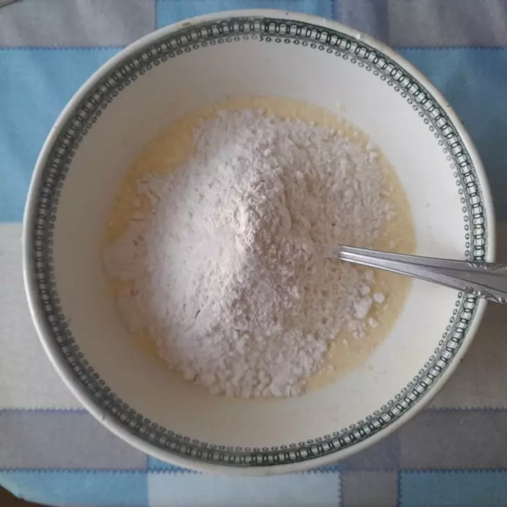 Дрожжевой пирог с яблоками и ежевикой: шаг 4