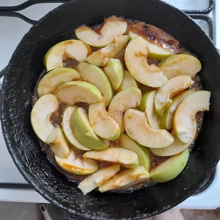 Дрожжевой пирог с яблоками и ежевикой: шаг 12