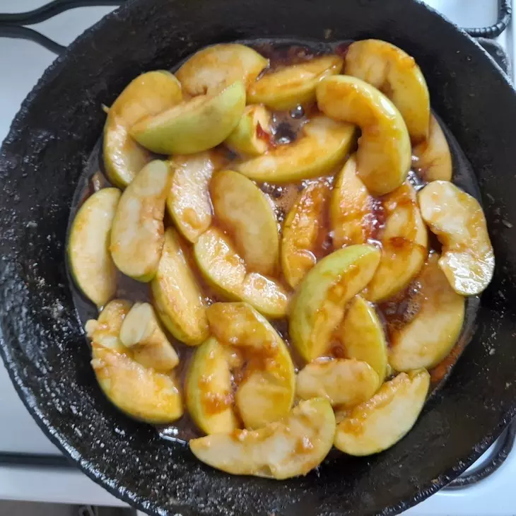 Дрожжевой пирог с яблоками и ежевикой: шаг 13