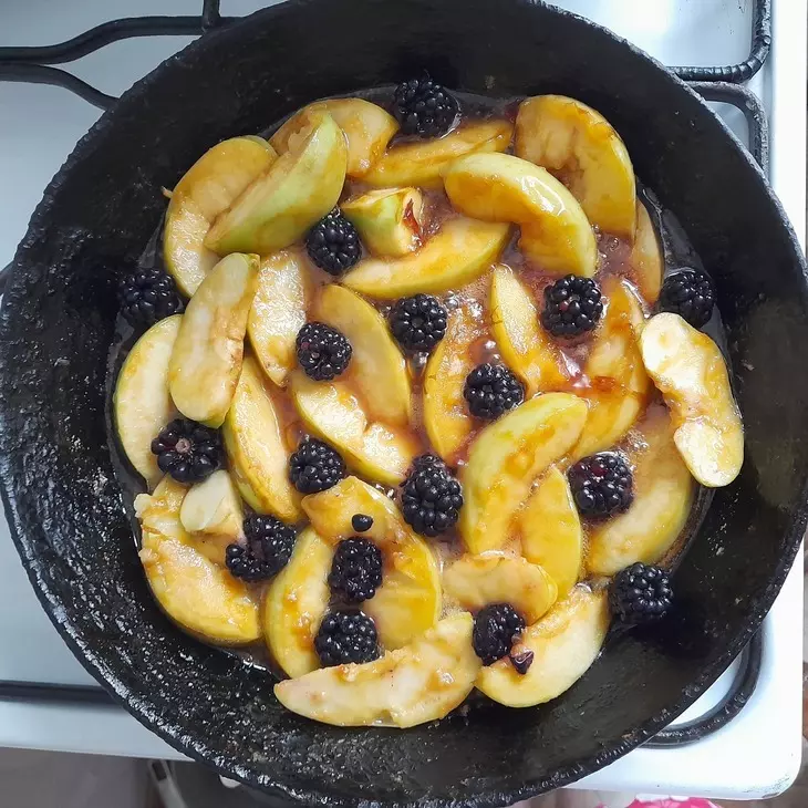 Дрожжевой пирог с яблоками и ежевикой: шаг 14