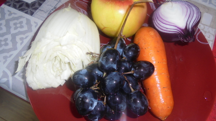 Капустный салат с виноградом, яблоками и морковью: шаг 1