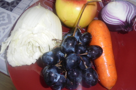 Капустный салат с виноградом, яблоками и морковью: шаг 1