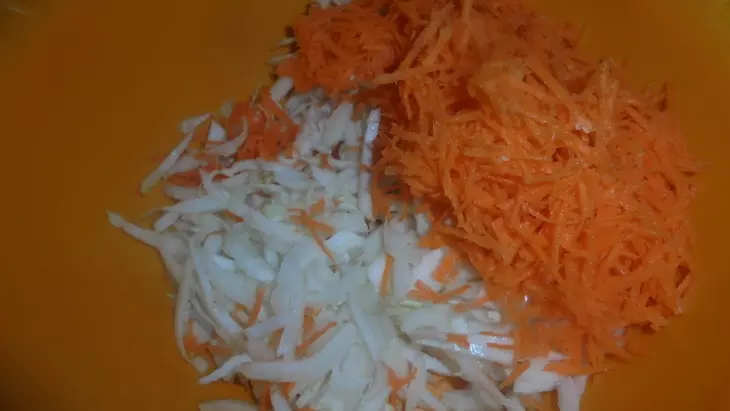 Капустный салат с виноградом, яблоками и морковью: шаг 2