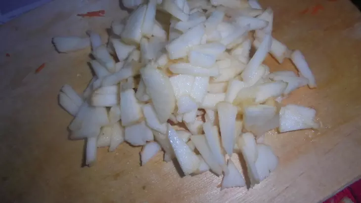 Капустный салат с виноградом, яблоками и морковью: шаг 3