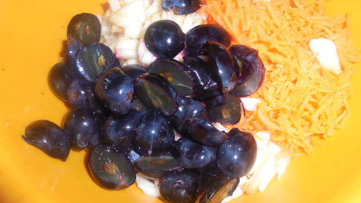 Капустный салат с виноградом, яблоками и морковью: шаг 4