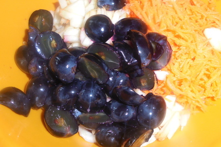 Капустный салат с виноградом, яблоками и морковью: шаг 4