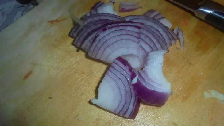 Капустный салат с виноградом, яблоками и морковью: шаг 5