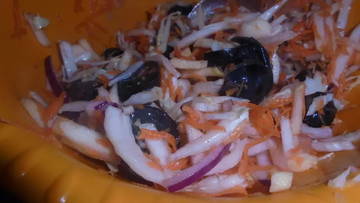 Капустный салат с виноградом, яблоками и морковью: шаг 7