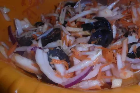 Капустный салат с виноградом, яблоками и морковью: шаг 7
