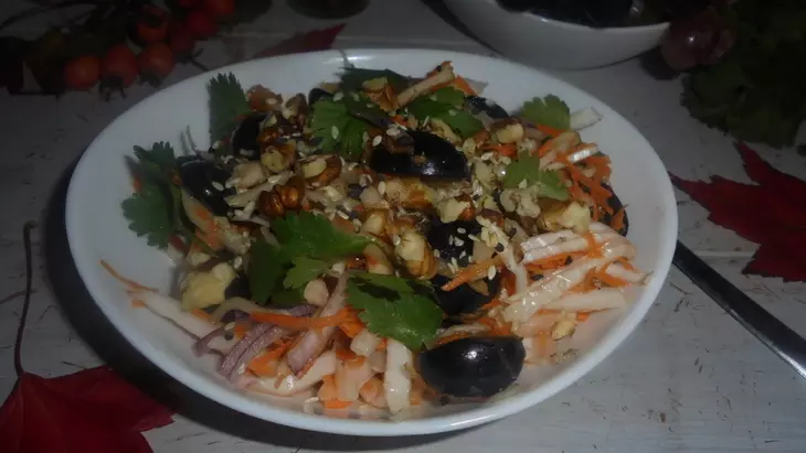 Капустный салат с виноградом, яблоками и морковью: шаг 8