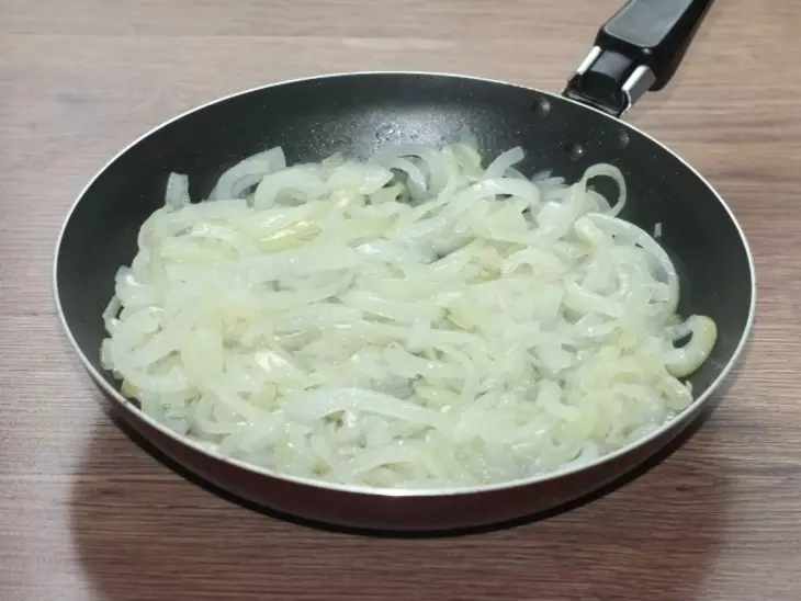 Хлебные булочки с жаренным луком: шаг 1