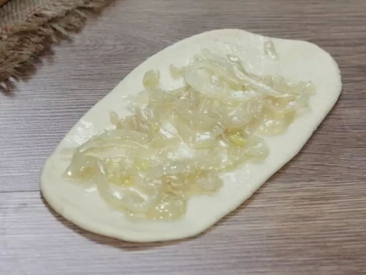 Хлебные булочки с жаренным луком: шаг 11