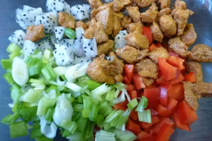 Салат с питахайей и индейкой карри: шаг 5