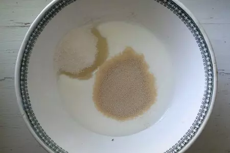 Дрожжевые оладьи с яблоками: шаг 1