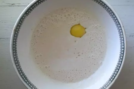 Дрожжевые оладьи с яблоками: шаг 3