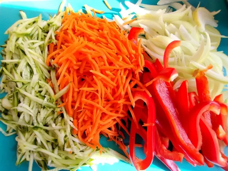 Лапша с овощами и креветками: шаг 2