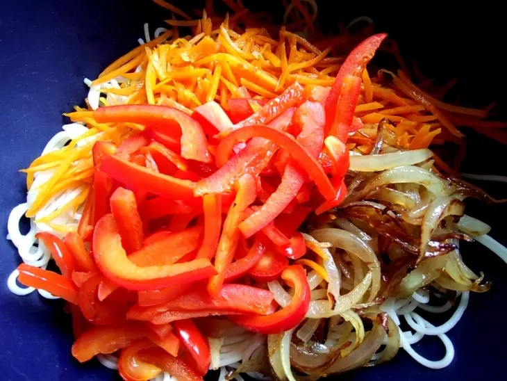 Лапша с овощами и креветками: шаг 11