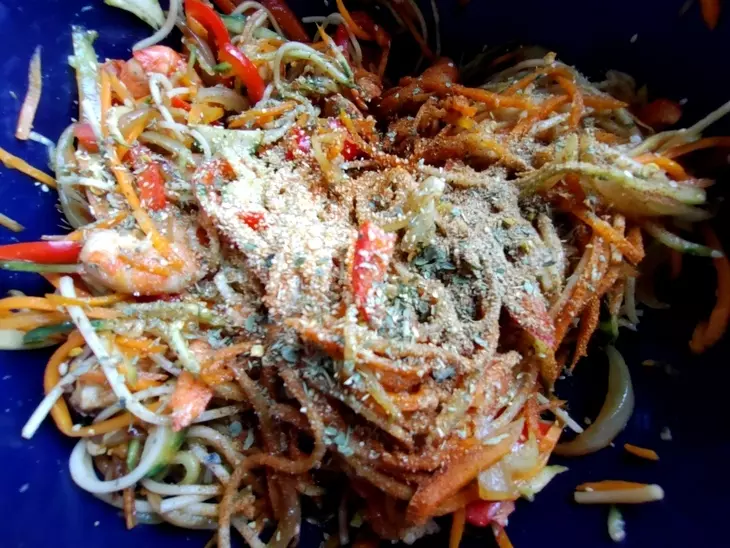 Лапша с овощами и креветками: шаг 14