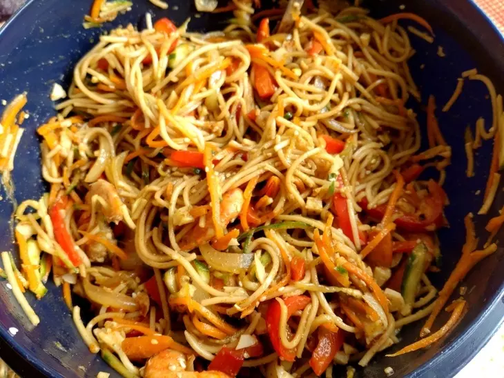 Лапша с овощами и креветками: шаг 15