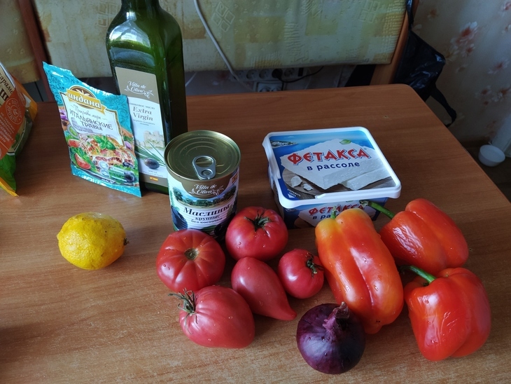 Греческий салат : шаг 1