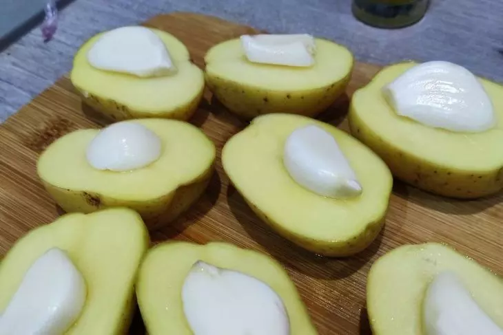Картошка с чесноком и салом в духовке: шаг 1