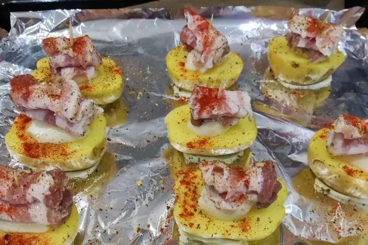 Картошка с чесноком и салом в духовке: шаг 4