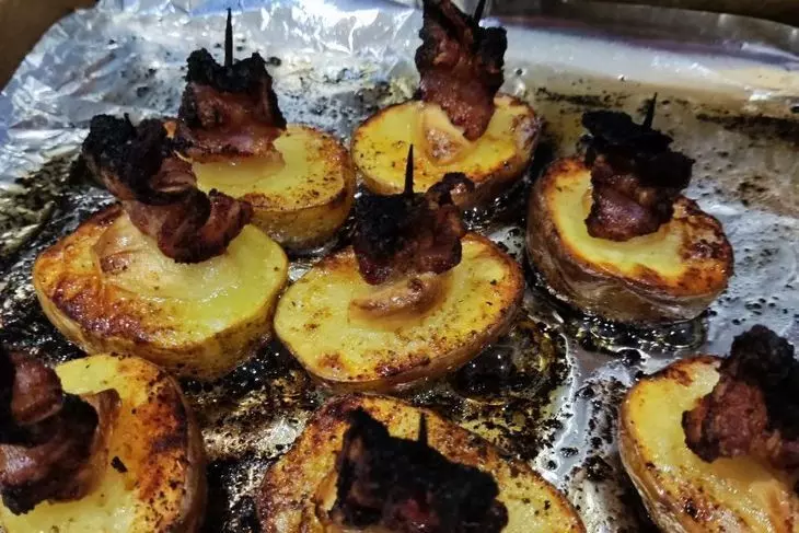 Картошка с чесноком и салом в духовке: шаг 5