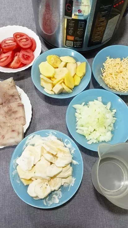 Тушенный минтай с картофелем: шаг 2