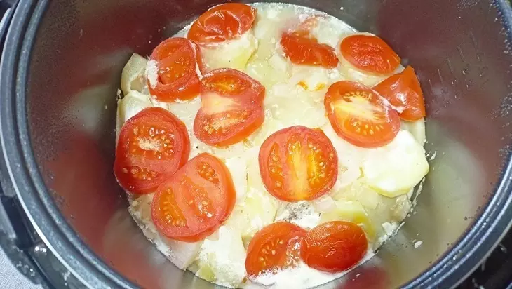 Тушенный минтай с картофелем: шаг 3