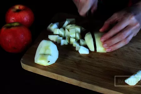 Мамин рецепт шарлотки: шаг 1