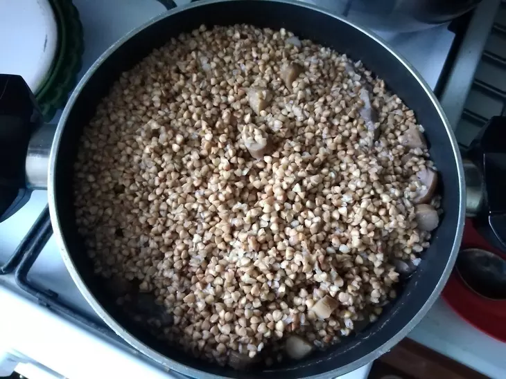 Гречневая каша с грибами и луком: шаг 3