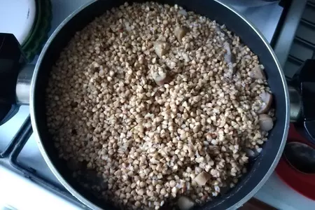 Гречневая каша с грибами и луком: шаг 3