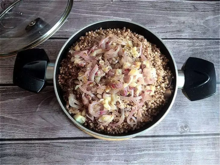 Гречневая каша с грибами и луком: шаг 7