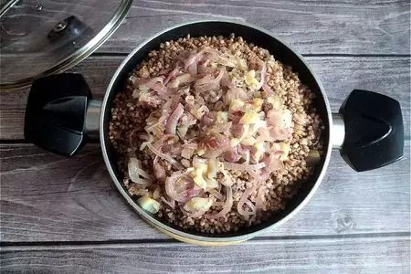 Гречневая каша с грибами и луком: шаг 7