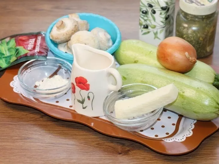 Грибной жульен в кабачках: шаг 1