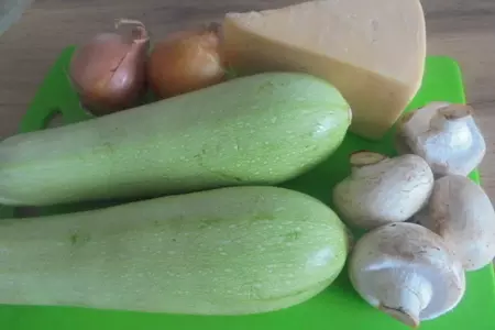 Грибной жульен в кабачках: шаг 1