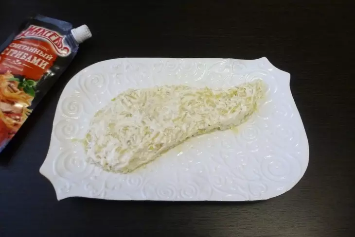 Салат "лисий хвост" с рыбой красной и грибным соусом махеевъ прекрасным: шаг 4