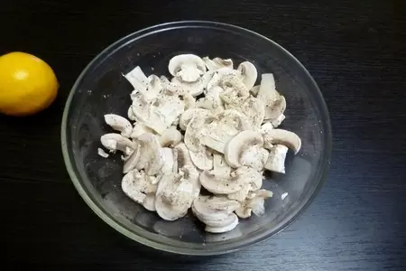 Салат из свежих шампиньонов с каперсами и рукколой: шаг 1