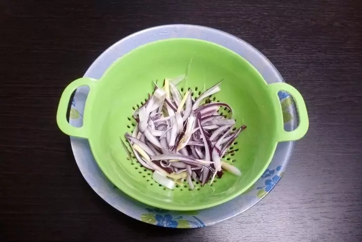 Салат из свежих шампиньонов с каперсами и рукколой: шаг 2