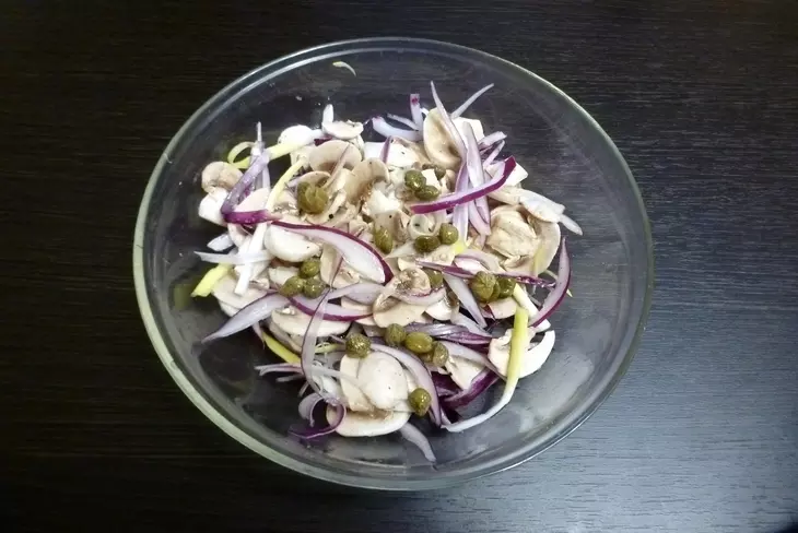 Салат из свежих шампиньонов с каперсами и рукколой: шаг 3