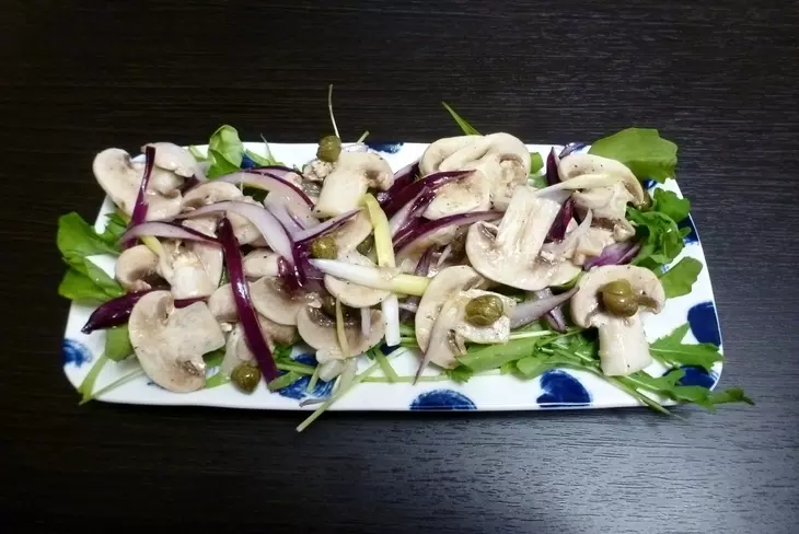 Салат из свежих шампиньонов с каперсами и рукколой: шаг 4