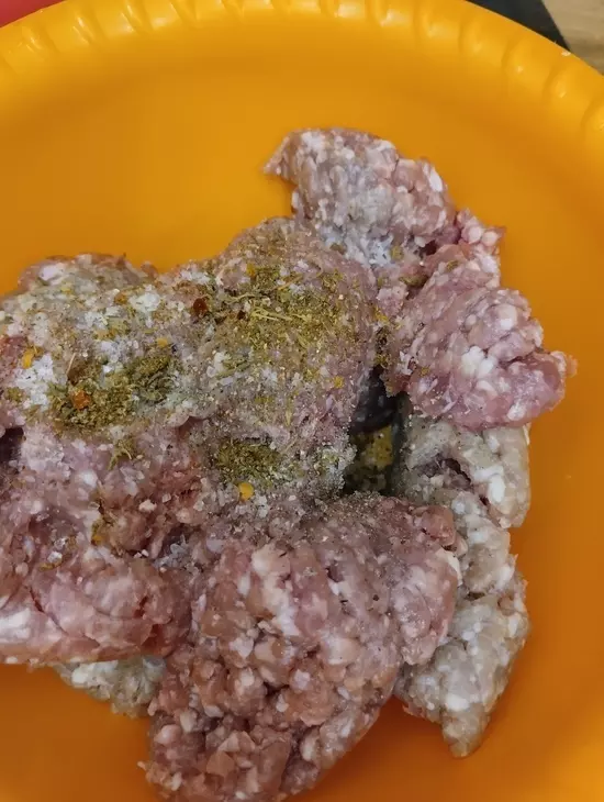 Горячее порционное блюдо с мясом, шампиньонами и картофелем по махеевски: шаг 1