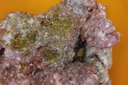 Горячее порционное блюдо с мясом, шампиньонами и картофелем по махеевски: шаг 1