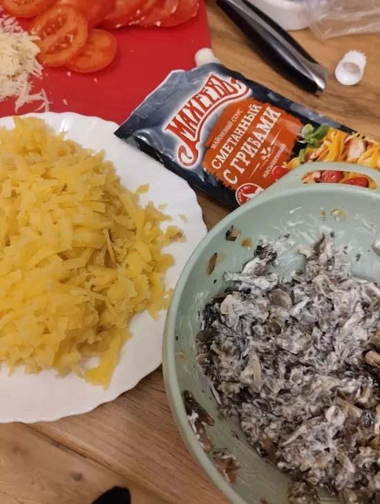 Горячее порционное блюдо с мясом, шампиньонами и картофелем по махеевски: шаг 4